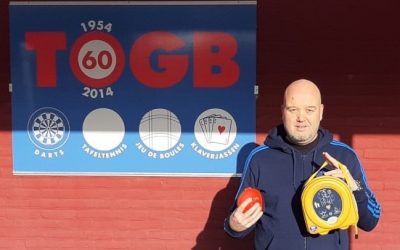 TOGB schaft nieuwe AED aan met subsidie van de afdeling West
